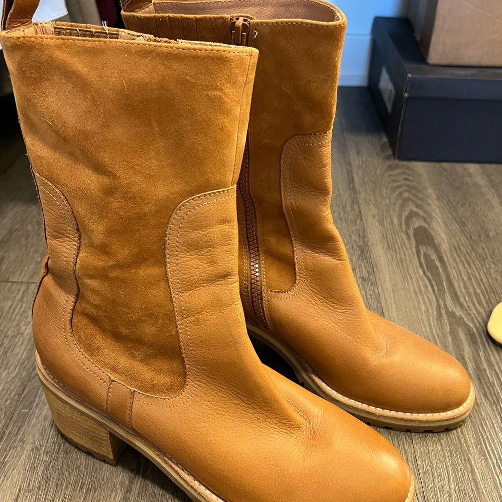 Elegant Tan Heeled Boots - Picture 3 of 5